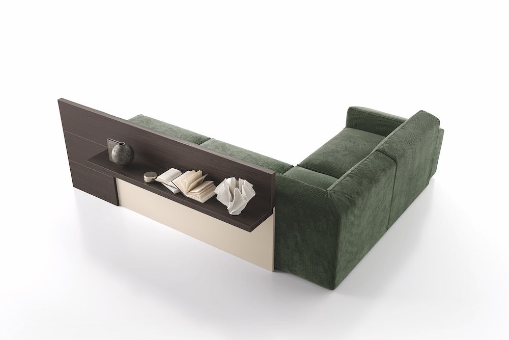 Divano con boiserie e mensola